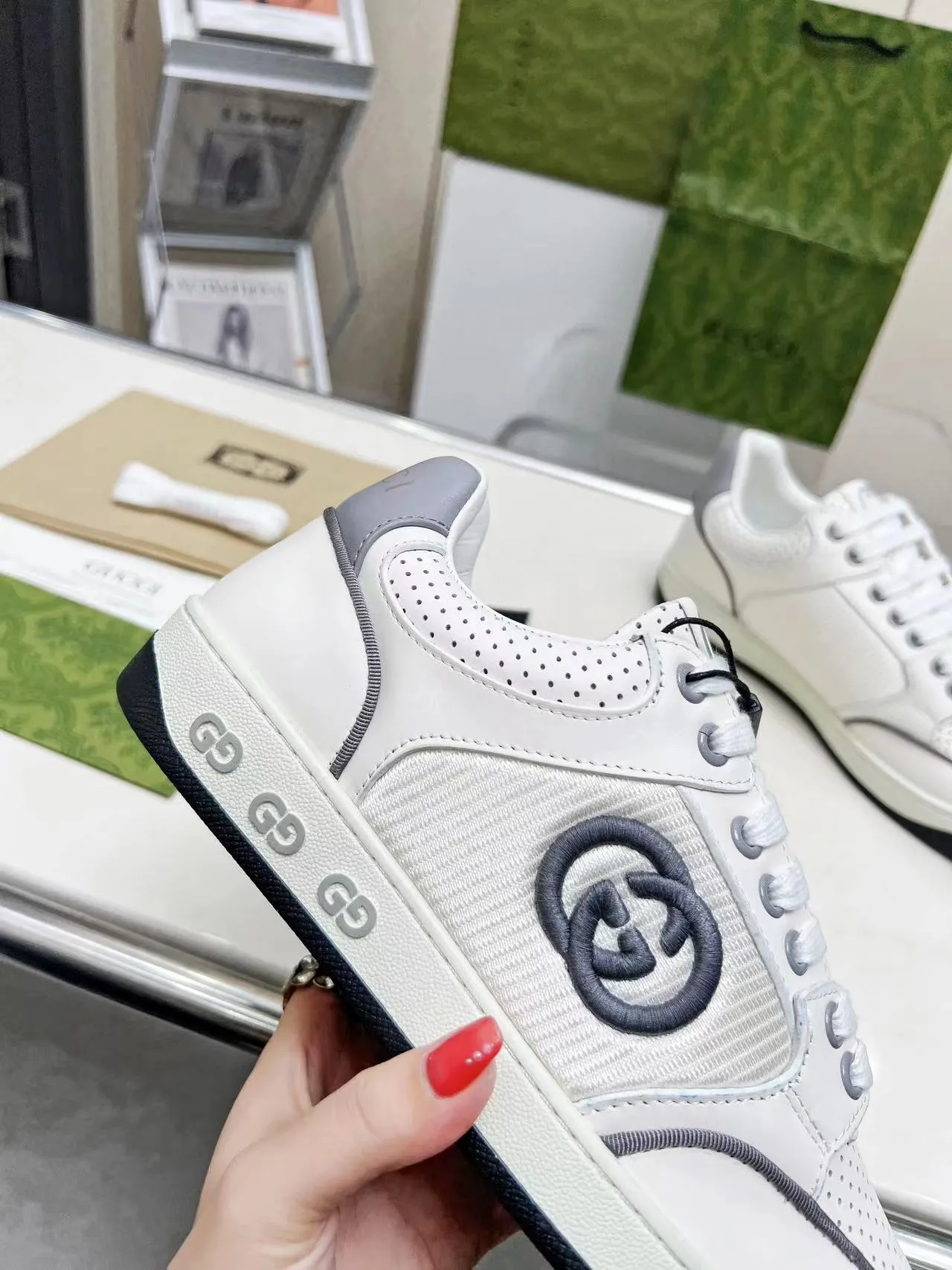 P620 💞💞Gucci G Home’s latest popular sports shoes, couple’s style, casual, retro white shoes 🌸🌸🌸 New popular series. The exquisite and compact interlocking double G logo romantically interprets the aesthetic concept of this series. Made of off-white leather, retro inspiration is cleverly blended into the sneaker design to reinterpret the brand logo. Exquisitely packaged at the delivery counter 🛍📦 ▪️Fabric: Original custom-made imported first-layer cowhide leather ▪️Lining: Original custom-made imported cowhide lining ▪️Outsole: Original molded two-color TPU outsole ▪️Size: Women's 35-40 / Men's 39-45